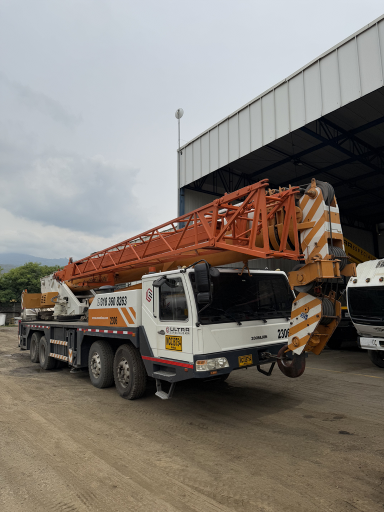 Camión grúa para cargue, descargue y montaje