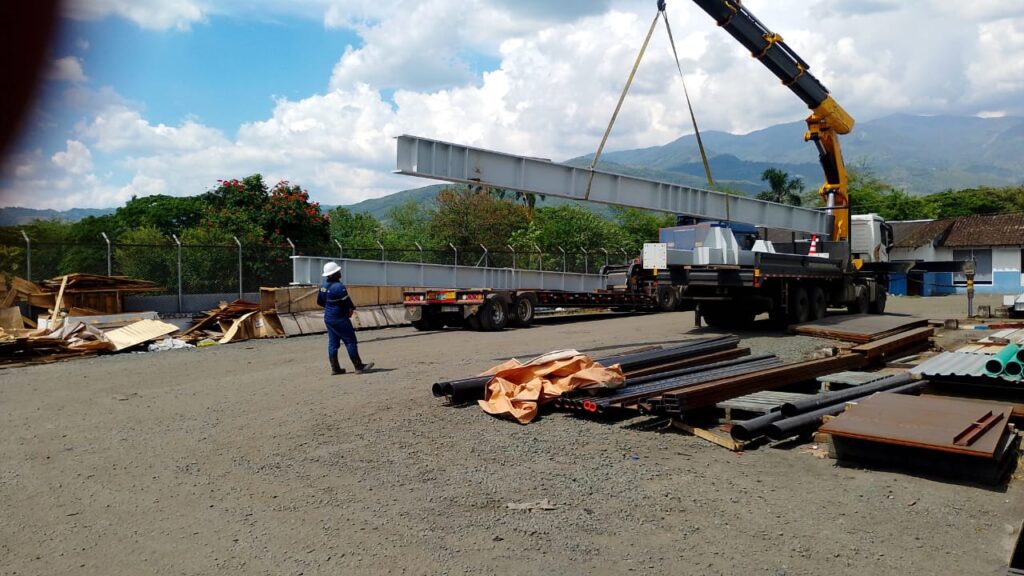 Equipo técnico coordinando operación de izaje