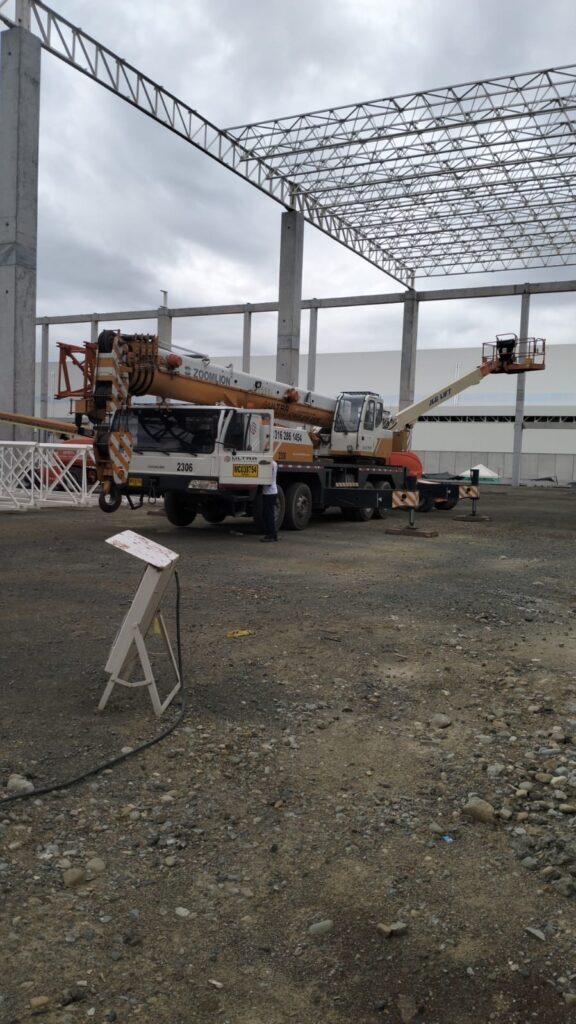 Maniobra de carga pesada en zona industrial